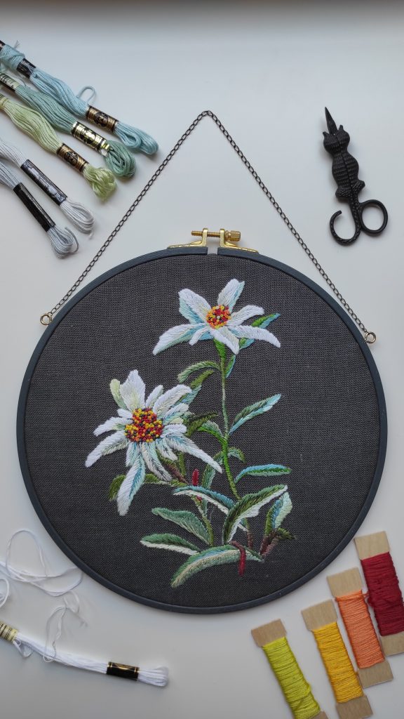 bordado a mano flor de las nieves terminado, enmarcado y con hilos y colores